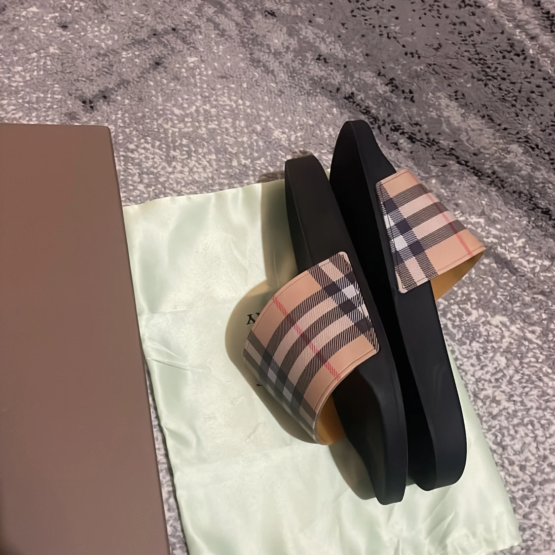 Burberry sandaler med rutig mönster - 3