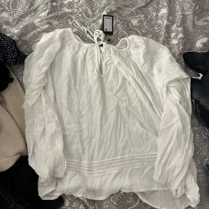 Vit blus från lager 157 - Snygg vit blus från lager 157 i st M aldig andvänd ❣️