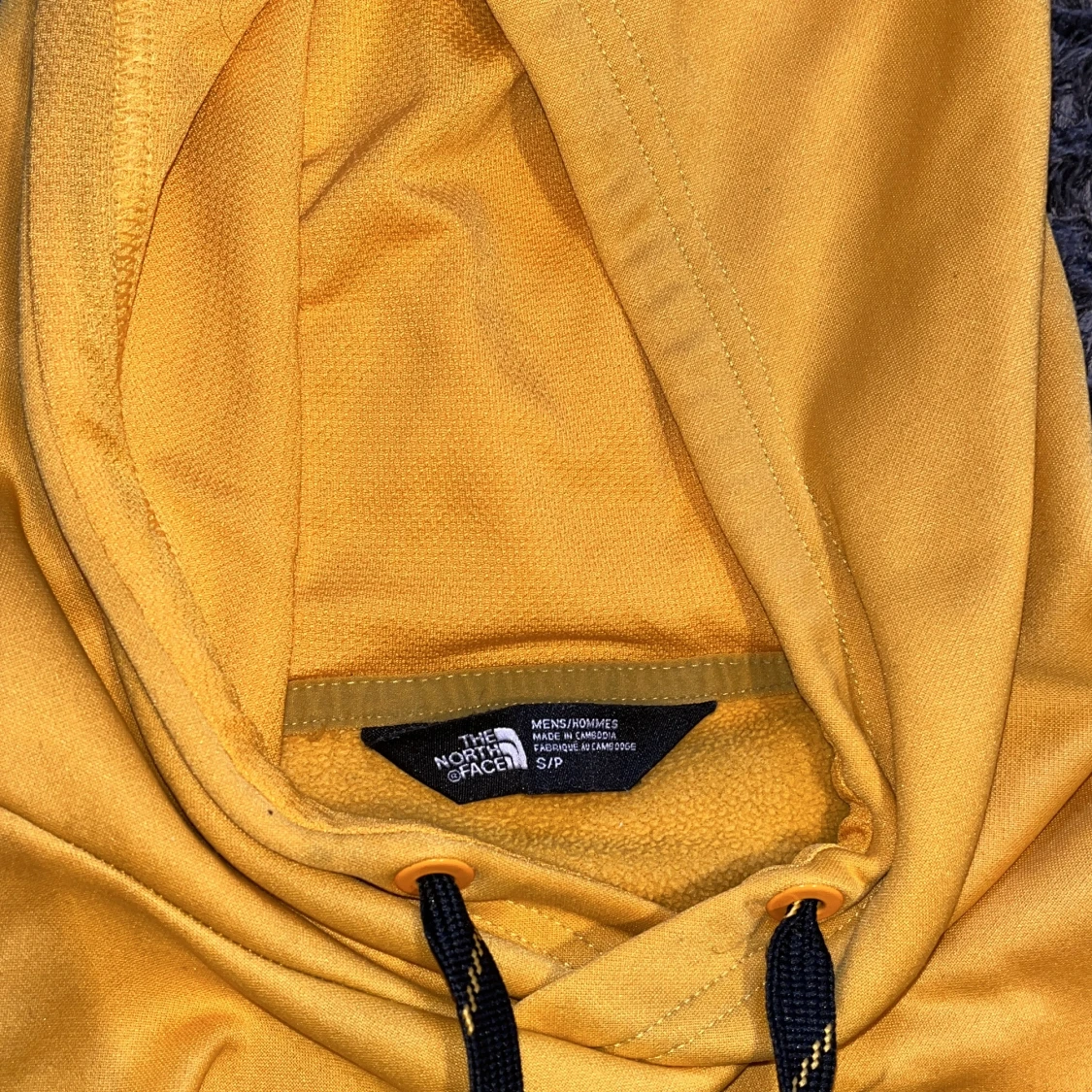 Gul hoodie från The North Face - 2