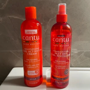 Cantu Shea Butter Curl Duo - Två stylingprodukter från Cantu Shea Butter: Moisturising Curl Activator Cream och Comeback Curl Next Day Curl Revitalizer.  Perfekt för att definiera och återfukta lockar, coils och waves! Använda endast ett par gånger (se bild 2) 🧡