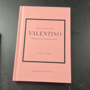 Valentino bok  - Upptäck historien om det ikoniska modehuset Valentino! En snygg och inspirerande bok fylld med bilder och berättelser om glamour, elegans och haute couture. Perfekt för dig som älskar mode, stil och vill veta mer om fashionvärldens stjärnor.