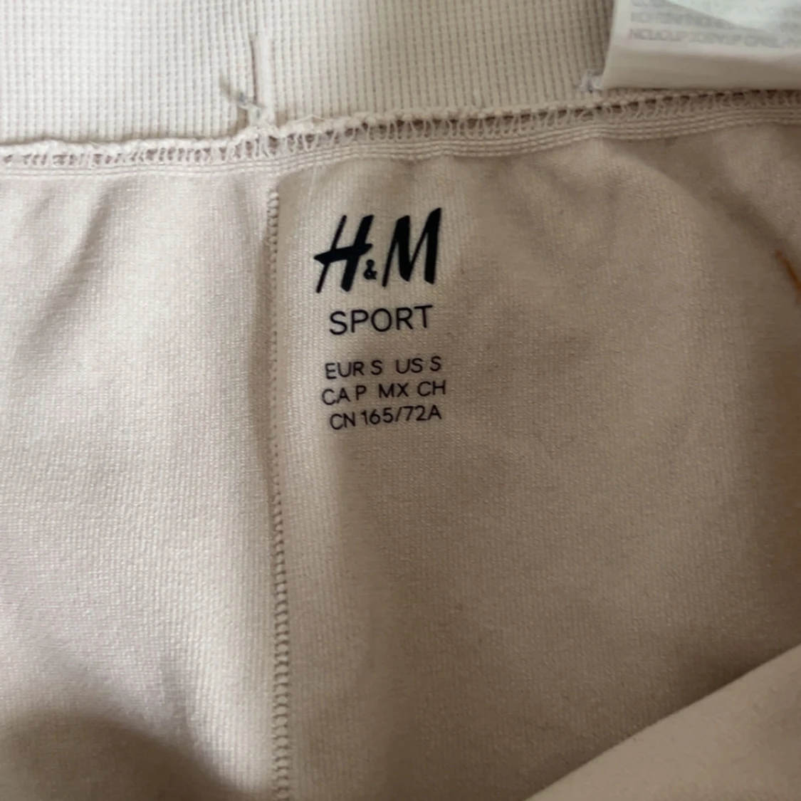 Beige träningsbyxor från H&M  - 2