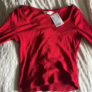 Röd ribbad topp från H&M - Jätte fin långärmadtopp från H&M i storleken 158-164. Med prislappen kvar så den är inte använd💕
