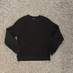sweatshirt - En enkel svart sweatshirt från Monki i storlek XS. Tröjan har rund hals, ribbade muddar vid ärmslut och nederkant samt långärmad passform. Perfekt för chill dagar och passar till allt. Materialet är mjuk bomull för skön känsla.