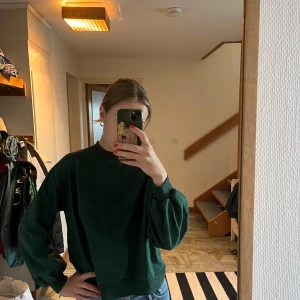 Mörkgrön sweatshirt från ASOS DESIGN - Snygg och användbar mörkgrön sweatshirt från ASOS DESIGN i storlek XS