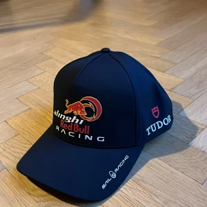 Tudor x Red Bull x Sail Racing keps - Oanvänd med lapp kvar, fyndpris på den internationella marknaden med Tudor som annars är ett luxury watch brand.