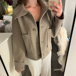 Brun kort kappa från Kappahl  - Säljer en superfin brun kort kappa från Kappahl i ullblandning i storlek S. Sparsamt använd och i väldigt bra skick! 💗 Nypris: 900 kr