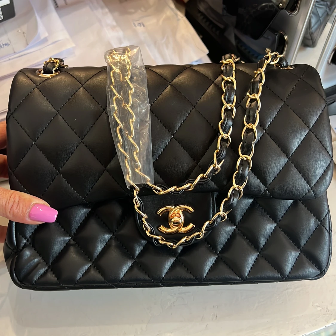 Svart axelväska med gulddetaljer - 1