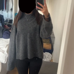 Mörkgrå stickad tröja - Säljer denna gråa stickade tröja för den ej används, lite stickig  den är fint skick oxå, nypris 600kr
