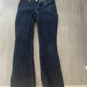 Mörkblå lågmidjade jeans från Abrand - Säljer dessa pga att de tyvärr är för små, har använt de få gånger då de är tajta men absolut en av mina favoritjeans, så snygga och sitter bra på! De är i storlek 25, som ungefär motsvarar storlek xs/34 ungefär. Nypris är 999 kr så därför är mitt pris toppen!