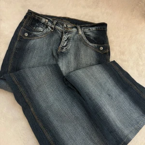 2000 tals jeans, lågmidjade - Utsvängda lågmidjade jeans från 2000 talet, super fräscha och sitter bra! 