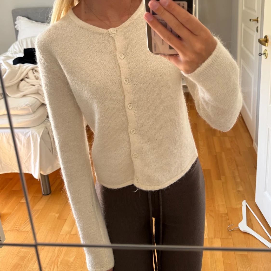 Krämvit stickad kofta med knappar - 1