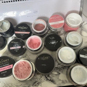 Miss Fancy gelé för naglar - Ett set med Miss Fancy builder gels i olika färger och varianter som White, Velvet Rose, Strawberry Milk och Frosty Pearl. Perfekt för nagelförlängning och design. Samt en från Luunails  Samt en super bonder som jag inte får upp locket på, den är nästan full.   1300kr för allt 