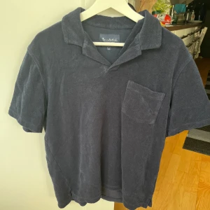 Bondelid frotté polo - Säljer en fin och stilig frotté polo från bondelid, jätteskön mot kroppen med en fin krage🙌 inga defekter och använd ett 10tal gånger
