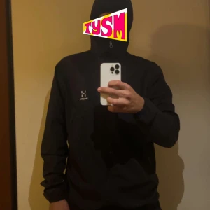 Svart vindjacka från Haglöfs - Nypris 1200, vattentät & windbreaker. Står XL men är inte en XL, mer som en M