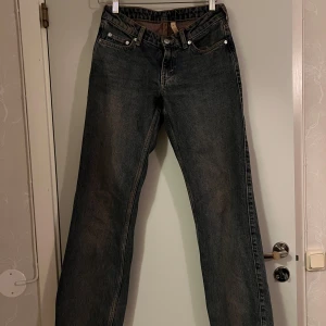 Weekday ”Arrow” raka jeans strl. 26/32 - Ett par weekday ”arrow” raka mi waist jeans i strl. 26/32. Köpa second hand men använda enbart en handfull gånger av mig, så de är fortfarande i gott skick!