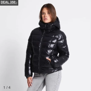 Svart pufferjacka - Svart pufferjacka från lager 157. Storlek M. Pris går att diskuteras. 