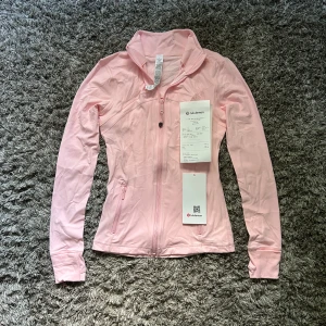 Lululemon Define Jacket - Supersnygg milkshake pink Define jacket, använd jätte få gånger och är i jättefint skick. Inga hål eller fläckar samt andra defekter, har bara legat i garderoben och därmed blivit lite skrynklig. Kvitto och tags finns:) 