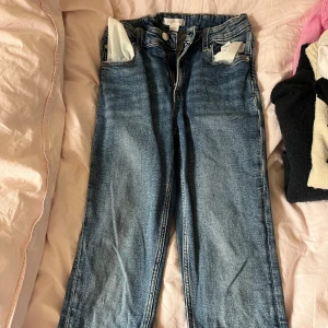 Blå raka jeans från Gina Tricot - Snygga blå jeans från Gina Tricot med klassisk femficksdesign och raka ben. 