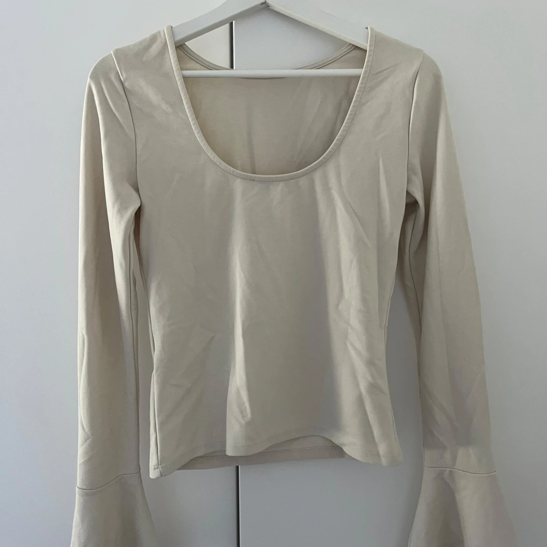 Beige långärmad topp från NA-KD - 4