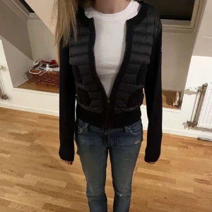 Svart Moncler cardigan  - Säljer min supersnygga moncler cardigan då den inte kommer till användning💞köpte i butik i vintras , kvitto och påsen kommer med såklart,hör av er vid frågor❤️