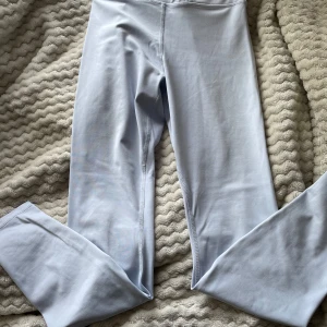 Ljusblå leggings från H&M - Supermjuka ljusblå leggings från H&M Sport i storlek XS. De har en tight passform och är gjorda i stretchigt syntetmaterial som sitter skönt mot huden. Perfekta för träning. Snygg enkel design utan mönster eller detaljer.