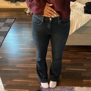 Mörkblå bootcut jeans från Gina tricot - Snygga mörkblå jeans från Gina Tricot i bootcut-modell Jeansen är tillverkade i stretchigt material som sitter väldigt skönt. ❤️