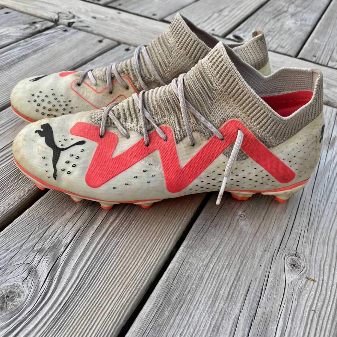 Puma fotbollsskor med röd detalj - 1