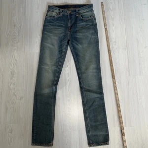 Nudie Jeans - Tja säljer nu ett par Nudie jeans för endast 449kr! Strl W30 men tycker själv att det passar som W28, mått finns på annons bilderna. Pris är ej hugget i sten hör av er i dm vid funderingar 🙌