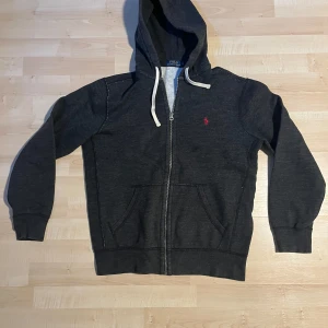 Mörkgrå hoodie från Polo Ralph Lauren - Mörkgrå hoodie i fint skick, priset kan diskuteras