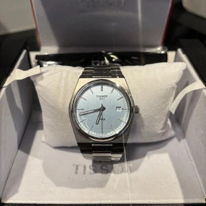Tissot PRX (MOD)  40mm -  Säljer denna Tissot PRX Quartz (Mod) 40mm perfekt storlek för vem som helst. Den har den unika ljusblåa urtavlan som  inte  säljs av tissot i Quartz modellen, utan bara automatisk. Men original påse, box finns med till klockan. (Bättre pris vid snabb affär möjligt) 