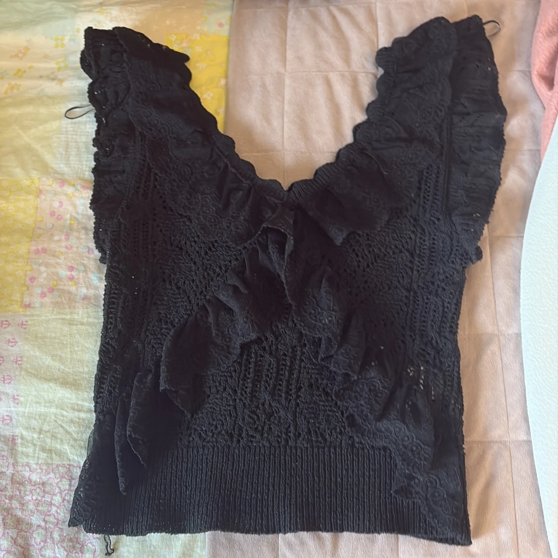 Svart spetsblus med volanger från Zara