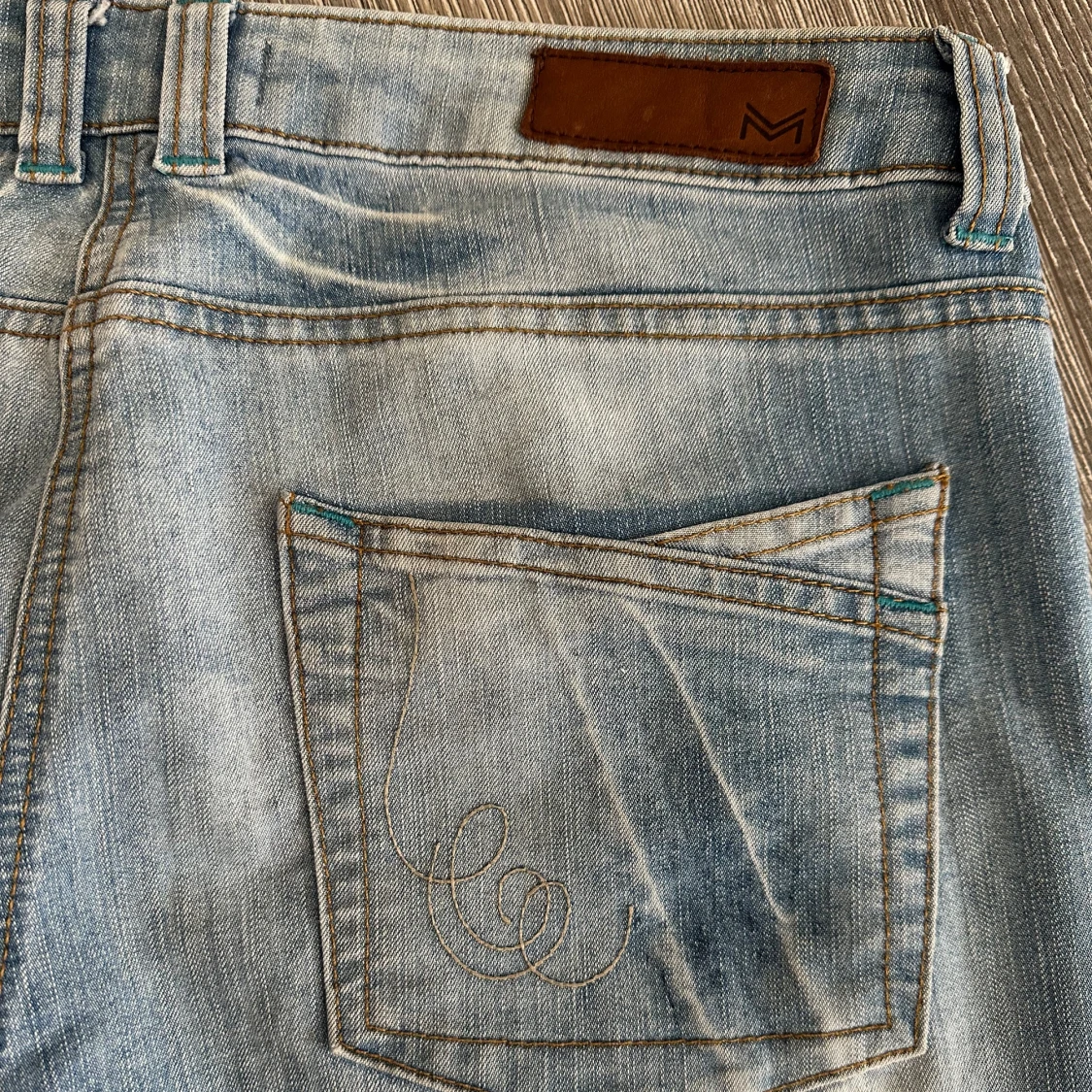 Ljusblå low waist jeans med broderad bakficka - 1