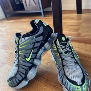 Nike Shox grå/svarta sneakers strl 44 -  Säljer mina Nike Sportswear SHOX TL sneakers. Skorna är i princip helt nya – endast använda en gång. Anledningen till försäljningen är att de tyvärr är för små för mig.  ✅ Storlek: 44 ✅ Nypris i butik: ca 1500 kr  💰 Mitt pris: 1300 kr  Först till kvarn! 