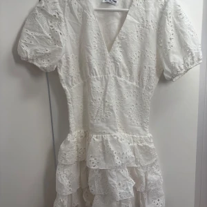 Vit kort klänning med volanger - Supersöt vit klänning från Meet Me There i storlek XXS/XS.❤️