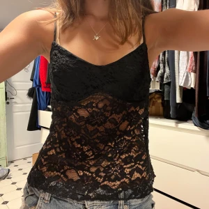 Svart spets topp - Sååå fin svart topp med spets!! Perfekt till hösten 😍😍🍂🍂