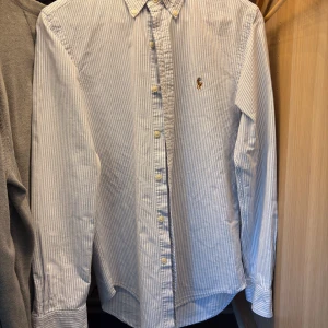Ralph Lauren Skjorta - Säljer denna randiga snygga Ralph Lauren skjorta pga av att den har blivit för liten, Xs men passar S också. Vid minsta lilla fundering tveka inte på att höra av er 🙂