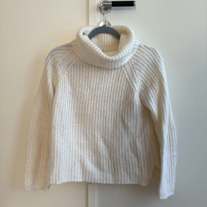 Vit stickad polotröja  - Långärmad stickad vit polotröja.