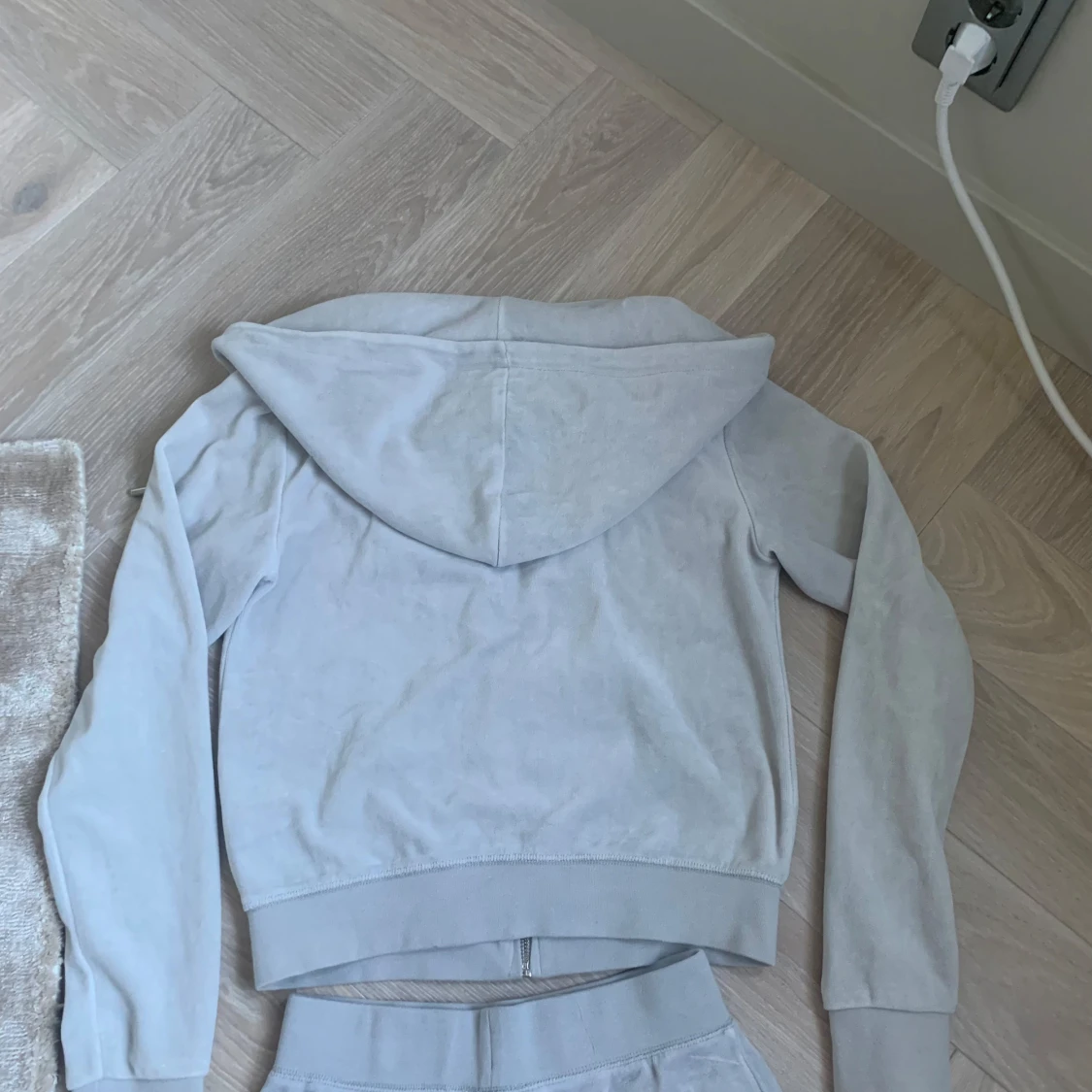 Ljusgrå hoodie från Juicy Couture - 1