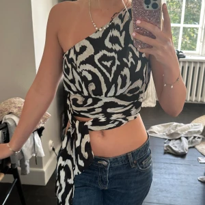 Svart och vit oneshoulder croppad topp - från hm