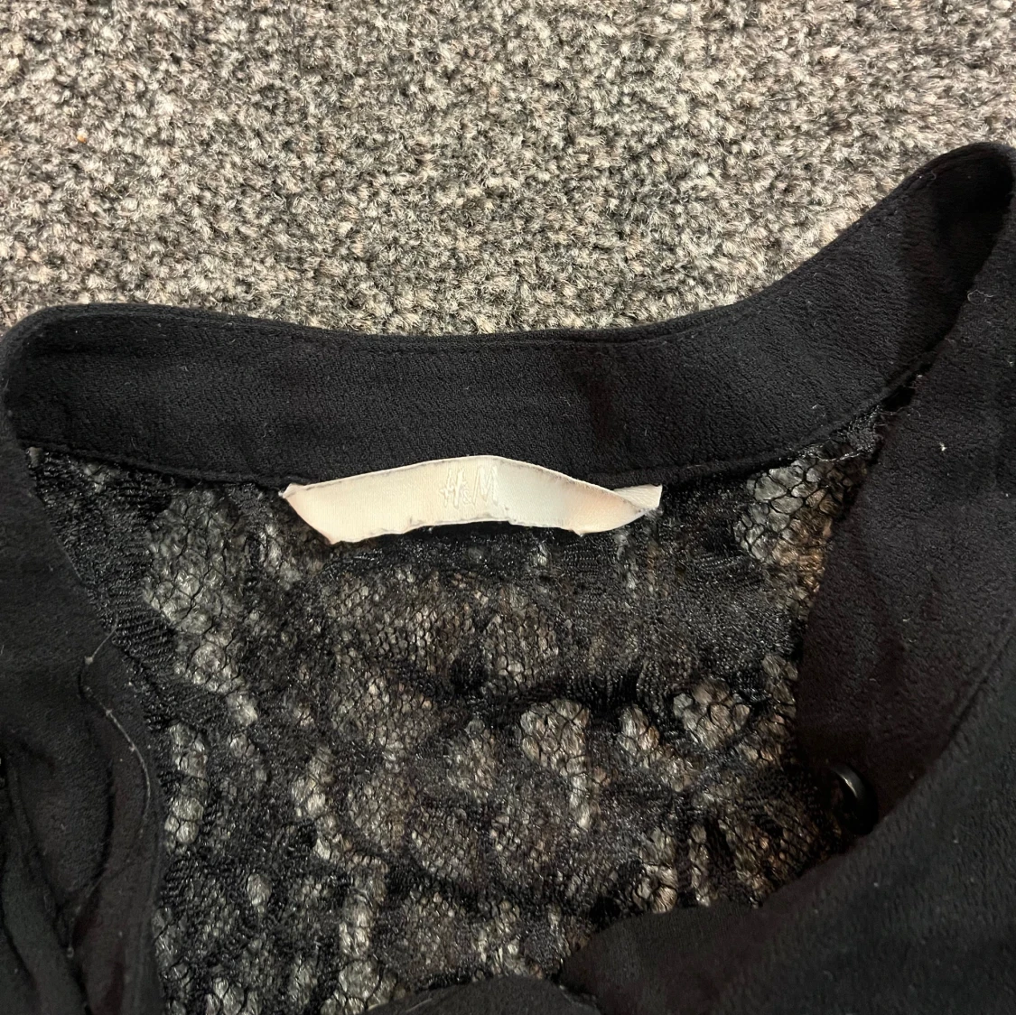 Svart blus med spets från H&M - 2