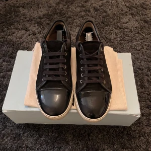 Lanvin skor - Skorna är i fint skick|uk 6 vilket motsvarar 40-41| nypris runt 5000| box och Dustbag med följer| Pris kan diskuteras vid snabbaffär|