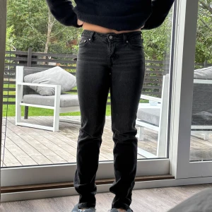 Svarta Levis 511 jeans straight fit - Säljer ett par svarta Levis 511 jeans med straight fit och klassisk femficksdesign. Jeansen har normal passform, knapp och dragkedja framtill samt Levis-lapp bak i midjan. Perfekta för dig som gillar stilrena och tidlösa jeans.