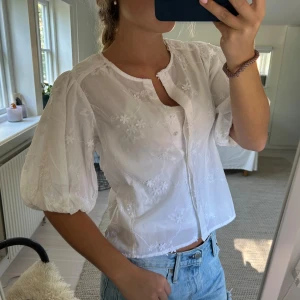 Vit blommig blus - Helt ny med prislapp! Säljer denna supersöta blusen från Gina tricot i storlek S. Superfin men har ladeig kommut till användning. Nypris 399kr