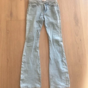 Lågmidjade ljusblåa jeans - Supersnygga lågmidjade ljusa jeans från Little remix i storlek 14(passar Xs)🩷Säljer då dom tyvärr är för små för mig!