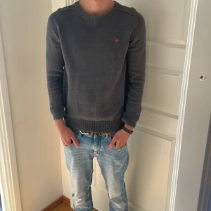 Stickad tröja Morris - Snygg mörkgrå stickad tröja från Morris i storlek S. Perfekt till hösten, väldigt stilren och funkar med allt. Nypris 1500 på NK. Bra skick använd fåtal gånger.