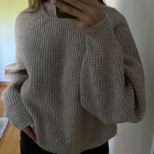 Beige stickad tröja - Säljer en beige stickad polotröja. Oversized, den är storlek Xs men jag tror den hade passat även S, potentiellt M😊