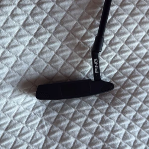 Ping putter  - Säljer min höger hänt ping putter. Den är helt ny bara testat den fåtal gånger. Säljer den pga av att min morsa råkade köpa höger hänt. Och jag är vänster hänt. (Pris kan diskuteras) Vid köp välj PostNord som frakt eftersom den är för stor för instabox.