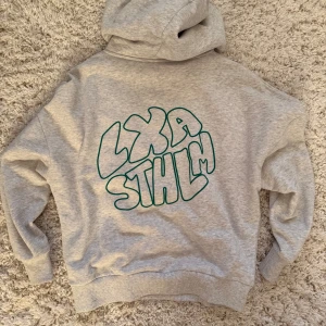 Grå hoodie LXA med tryck - Använd ett fåtal ggr, känns fortfarande som ny🫶🏻🫶🏻Från Linn ahlborgs gamla klädmärke🩷