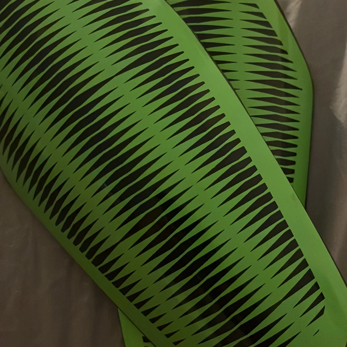 Gröna benskydd med svart mönster - 2